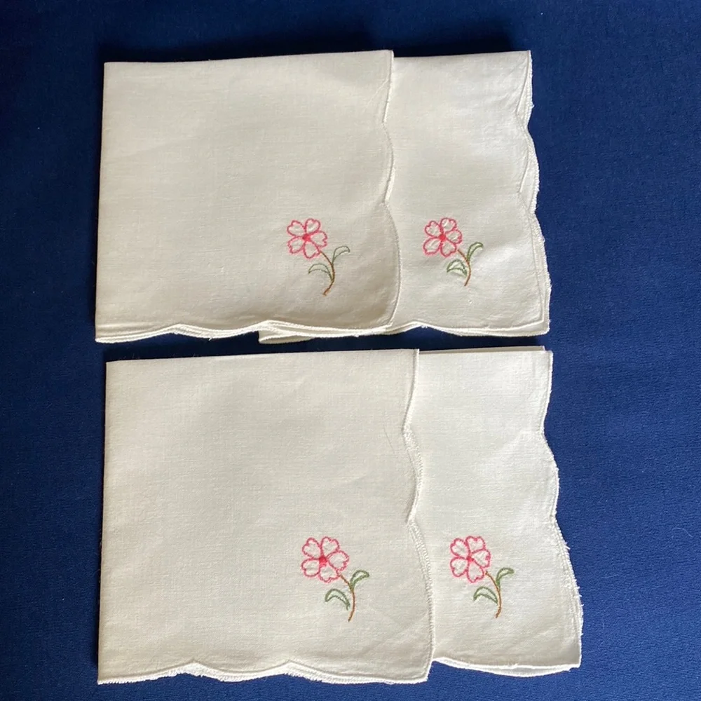 NWOT Set of 4 Hors D'oeuvre / Cocktail Embroidered Napkins